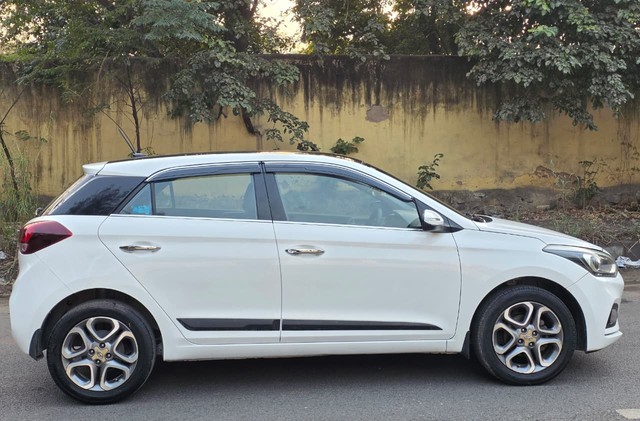 Second-hand 2018 Hyundai i20 Petrol Asta Option for sale in New Delhi-1