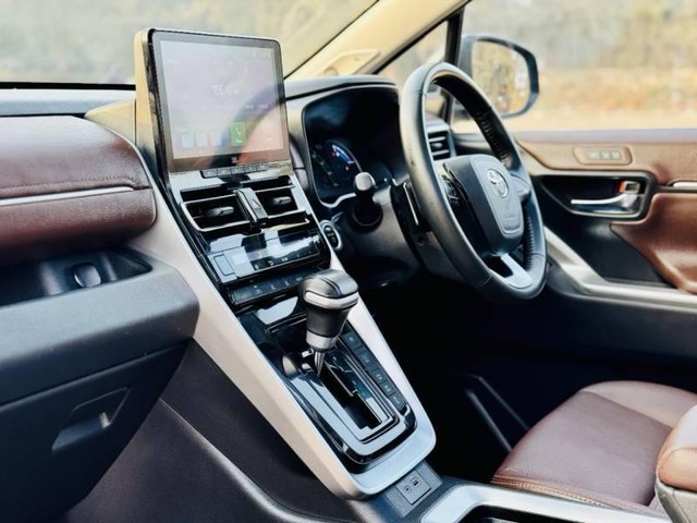 Second-hand 2024 Toyota Innova Hycross ZX(O) Hybrid for sale in New Delhi-4