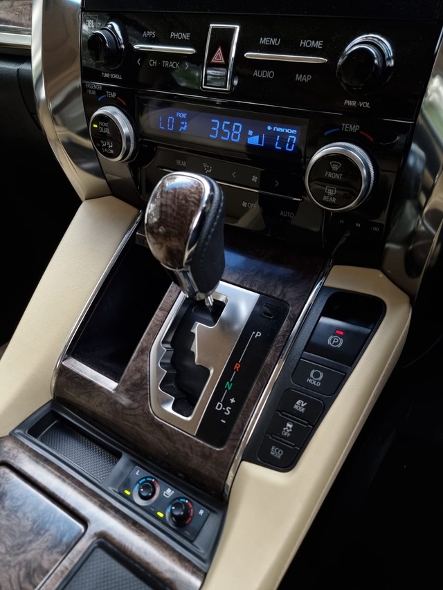 Second-hand 2022 Toyota Vellfire Executive Lounge BSVI for sale in Chennai-11