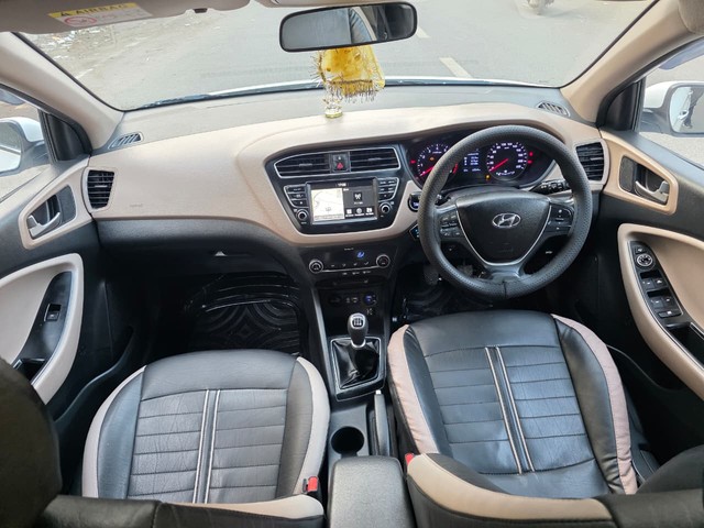 Second-hand 2018 Hyundai i20 Petrol Asta Option for sale in New Delhi-5