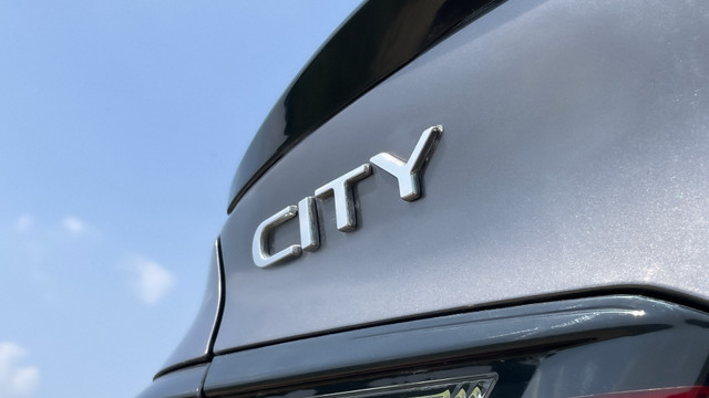 Second-hand 2021 Honda City V MT for sale in New Delhi-23