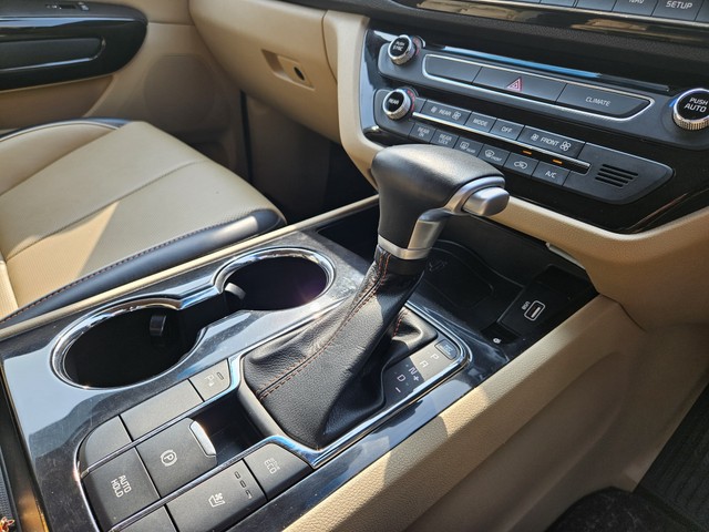 Second-hand 2020 Kia Carnival Limousine for sale in Mumbai-7