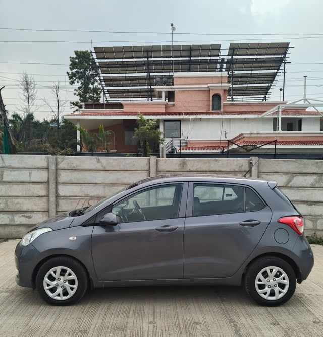 Second-hand 2017 Hyundai Grand i10 Magna for sale in Indore-3