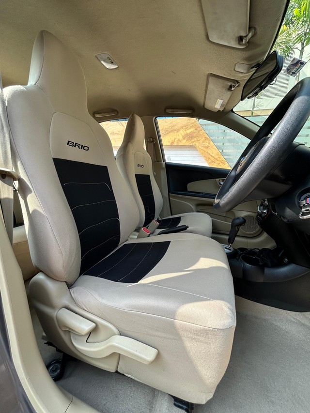 Second-hand 2015 Honda Brio VX AT for sale in Surat-10