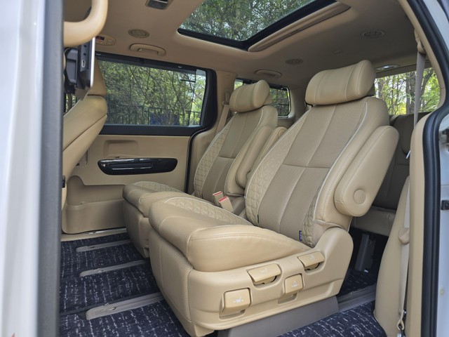 Second-hand 2022 Kia Carnival Limousine for sale in New Delhi-10