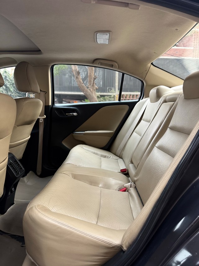 Second-hand 2014 Honda City i VTEC CVT VX for sale in Surat-4