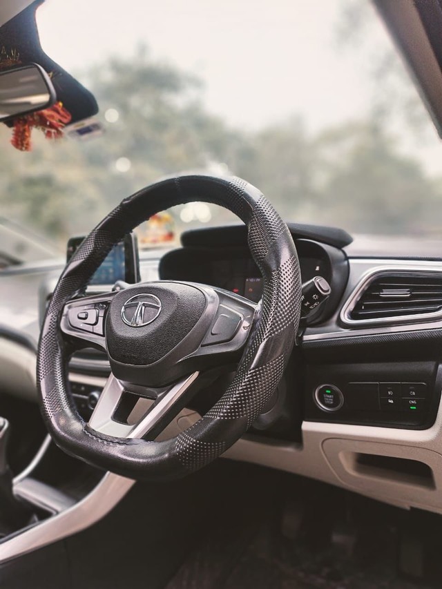 Second-hand 2023 Tata Altroz XZ Plus S CNG for sale in New Delhi-12