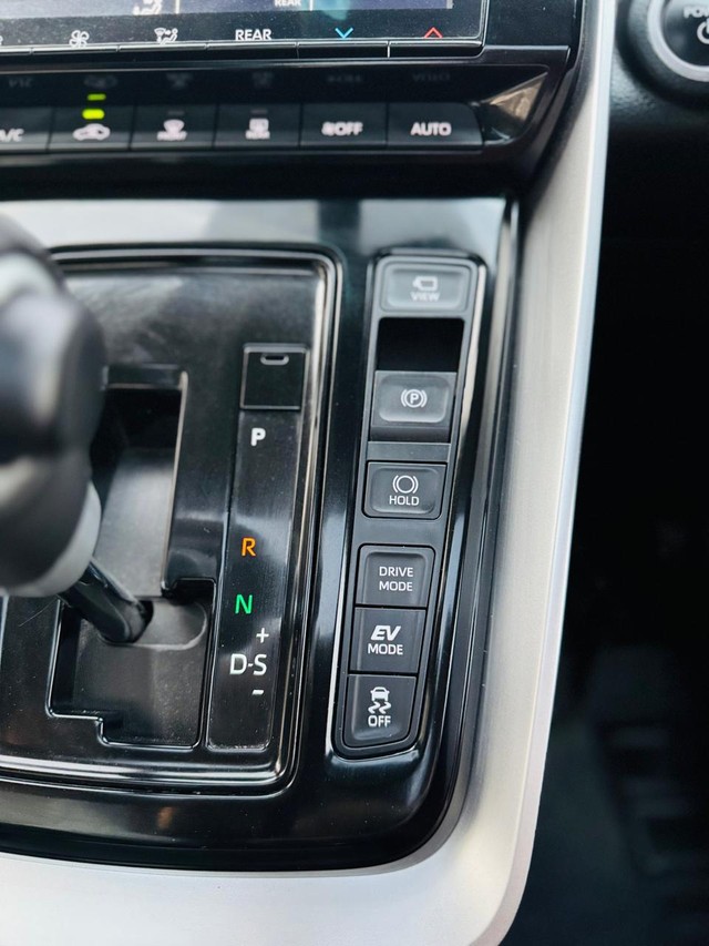 Second-hand 2024 Toyota Innova Hycross VX(O) 7STR Hybrid for sale in New Delhi-14