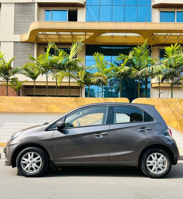 Second-hand 2015 Honda Brio VX AT for sale in Surat-2