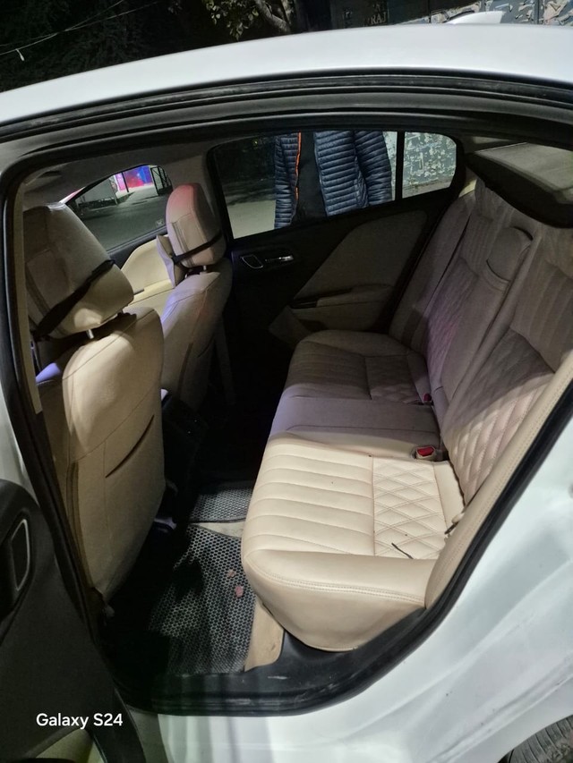 Second-hand 2019 Honda City i-VTEC V for sale in New Delhi-13