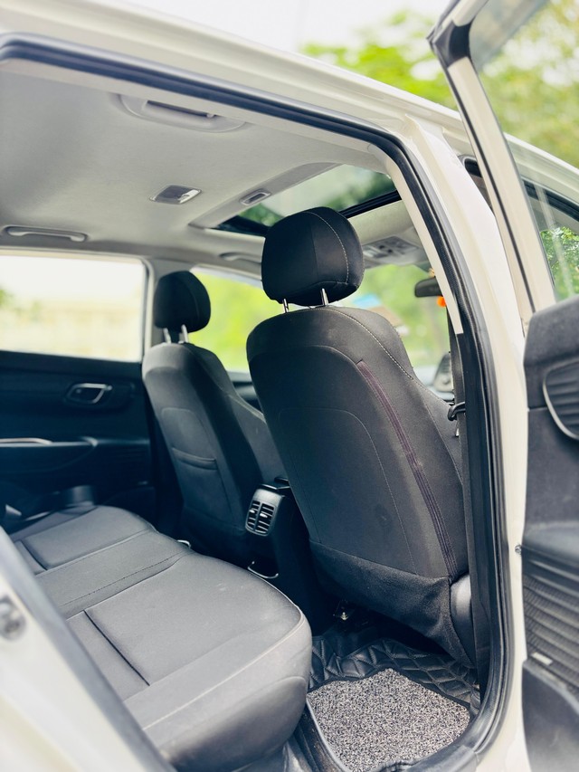 Second-hand 2023 Hyundai i20 Asta Opt for sale in New Delhi-12