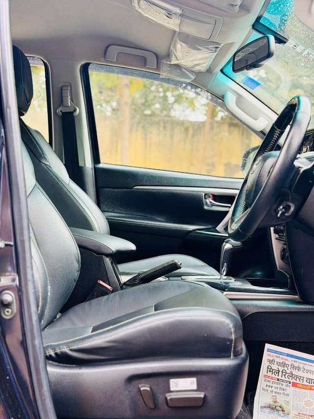 Second-hand 2022 Toyota Fortuner 4X2 AT BSVI for sale in New Delhi-4