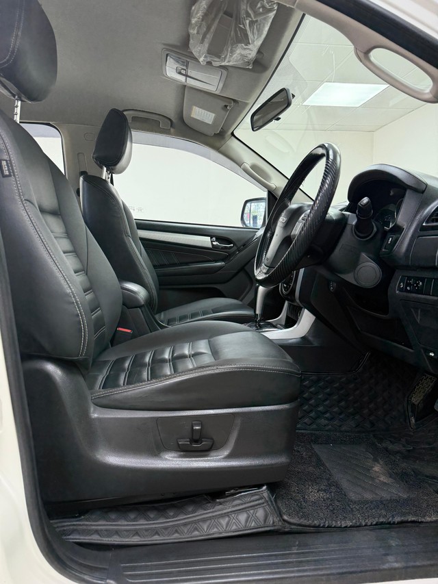 Second-hand 2019 Isuzu MU-X 2WD for sale in Pune-11