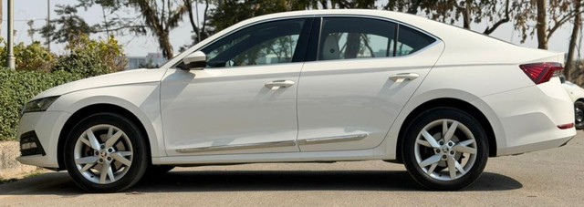 Second-hand 2022 Skoda Octavia Style for sale in New Delhi-2