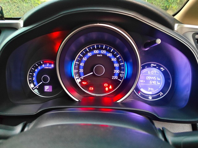 Second-hand 2017 Honda Jazz 1.2 V AT i VTEC Privilege for sale in Gurgaon-14