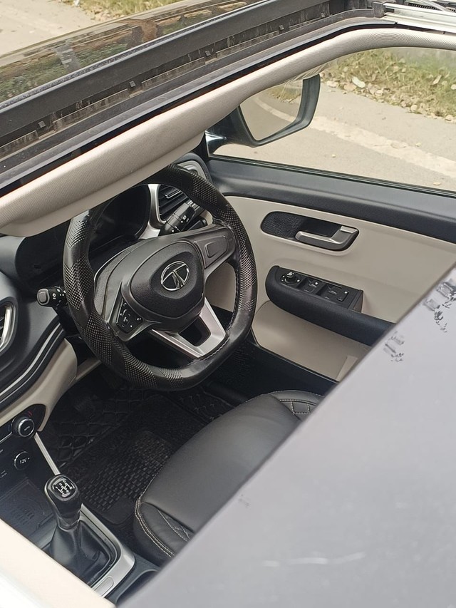 Second-hand 2023 Tata Altroz XZ Plus S CNG for sale in New Delhi-16