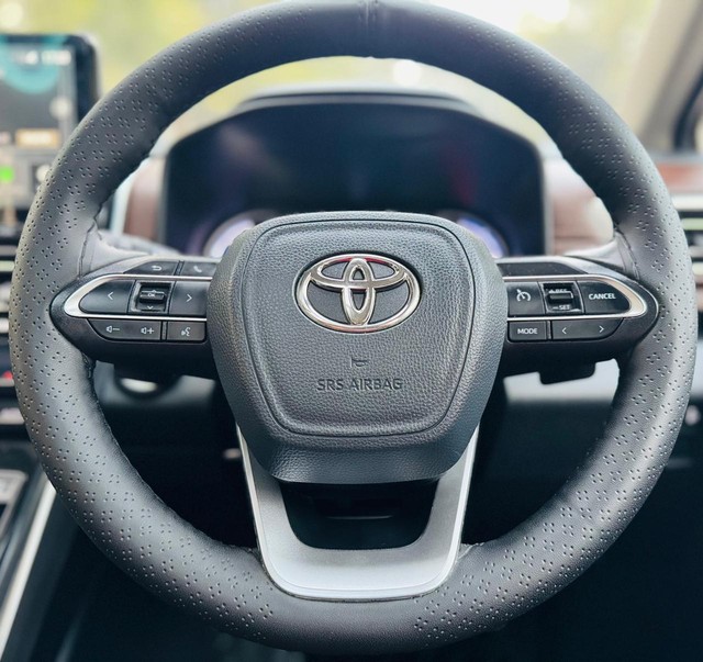 Second-hand 2024 Toyota Innova Hycross VX(O) 7STR Hybrid for sale in New Delhi-17