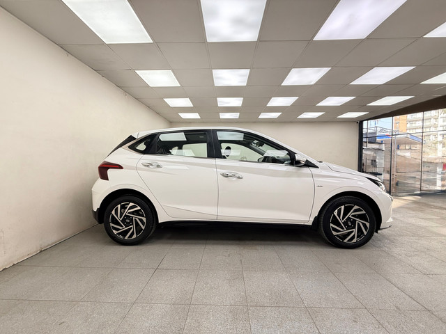 Second-hand 2024 Hyundai i20 Asta Opt IVT for sale in Pune-1