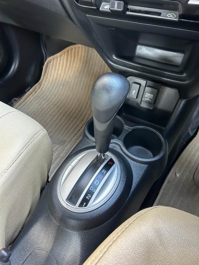 Second-hand 2017 Honda Brio 1.2 VX AT for sale in Surat-8