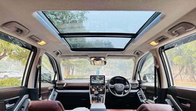 Second-hand 2024 Toyota Innova Hycross VX(O) 7STR Hybrid for sale in New Delhi-15