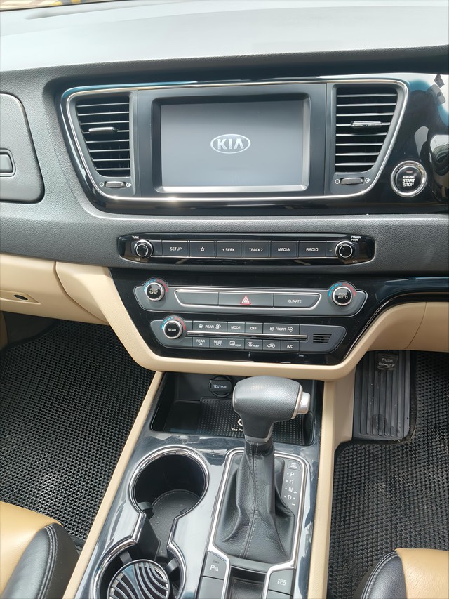 Second-hand 2020 Kia Carnival Prestige for sale in New Delhi-12