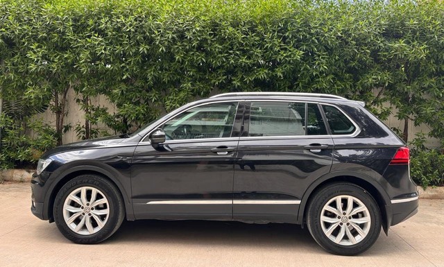 Second-hand 2017 Volkswagen Tiguan 2.0 TDI Highline for sale in Hyderabad-3
