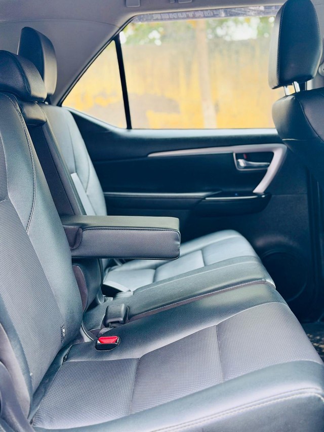 Second-hand 2022 Toyota Fortuner 4X2 AT BSVI for sale in New Delhi-8