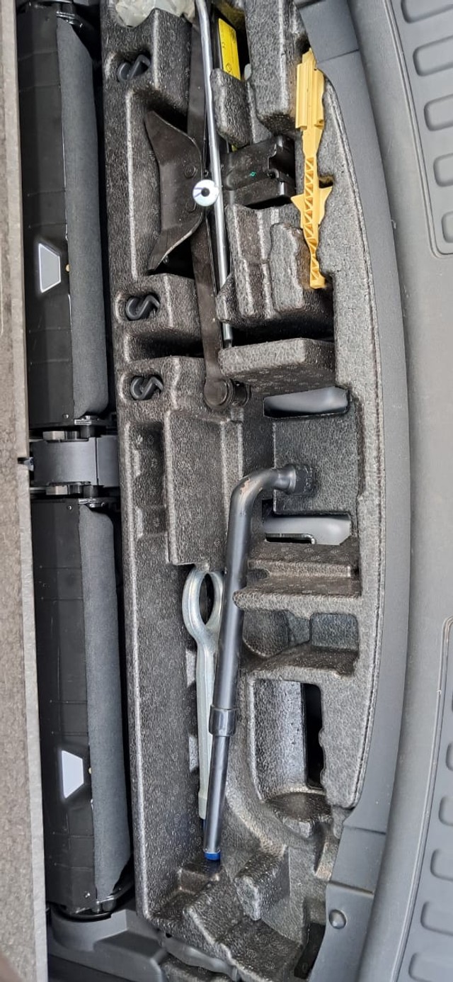 Second-hand 2018 Land Rover Discovery HSE 3.0 TD6 for sale in New Delhi-4