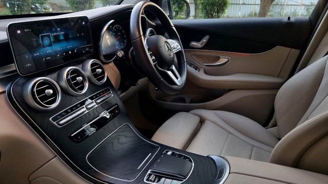 Second-hand 2022 Mercedes-Benz GLC 200 for sale in New Delhi-16