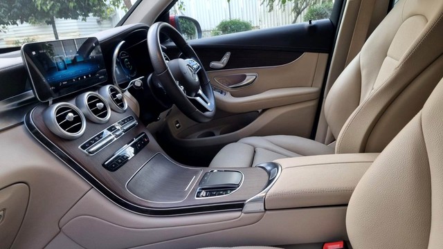 Second-hand 2021 Mercedes-Benz GLC 220d 4MATIC for sale in New Delhi-19