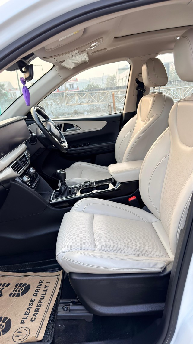 Second-hand 2022 Mahindra XUV700 AX7 Diesel BSVI for sale in Lucknow-12