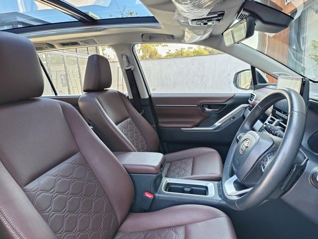 Second-hand 2025 Toyota Innova Hycross ZX(O) Hybrid for sale in Ludhiana-6