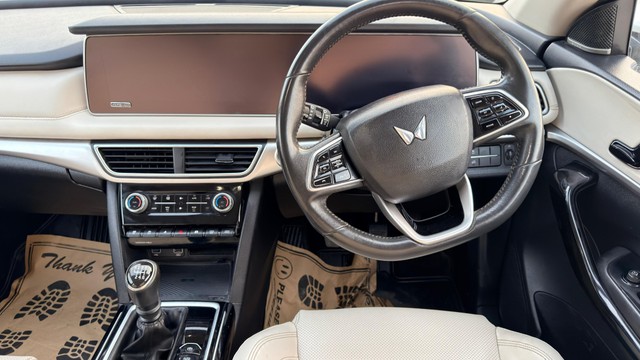 Second-hand 2022 Mahindra XUV700 AX7 Diesel BSVI for sale in Lucknow-6