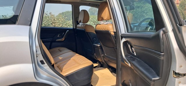 Second-hand 2019 Mahindra XUV500 W11 AT BSIV for sale in New Delhi-17