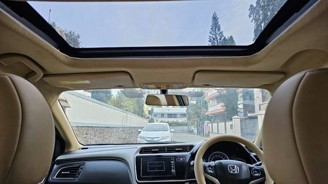 https://images10.gaadi.com/usedcar_image/UKQ1.230924.001/original/aa8d32af-6296-426c-9597-79b70f478d4b.jpg?imwidth=6402