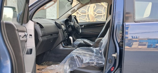 Second-hand 2021 Isuzu V-Cross 4x2 Z AT BSVI for sale in New Delhi-10