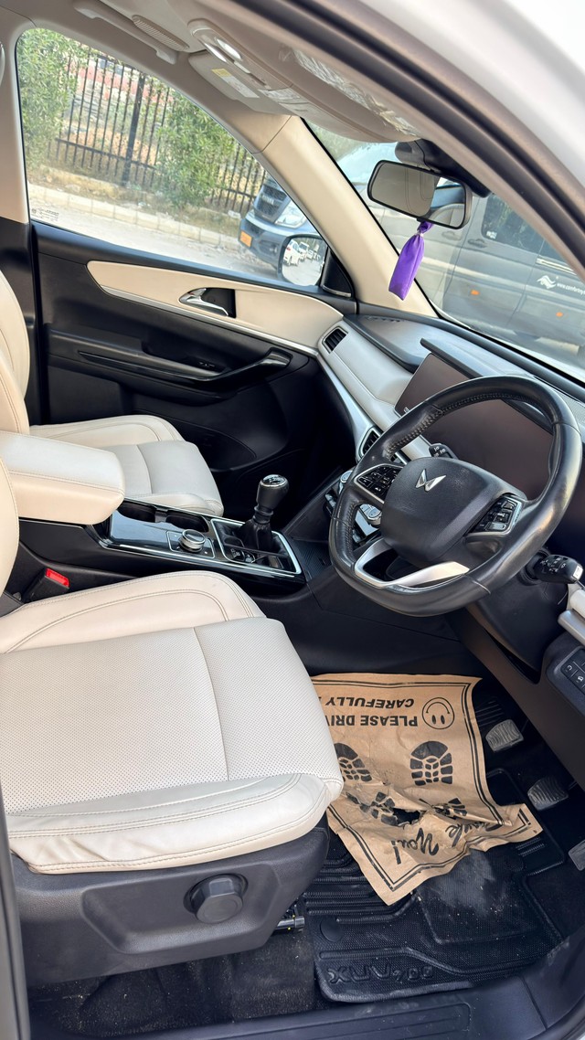 Second-hand 2022 Mahindra XUV700 AX7 Diesel BSVI for sale in Lucknow-10