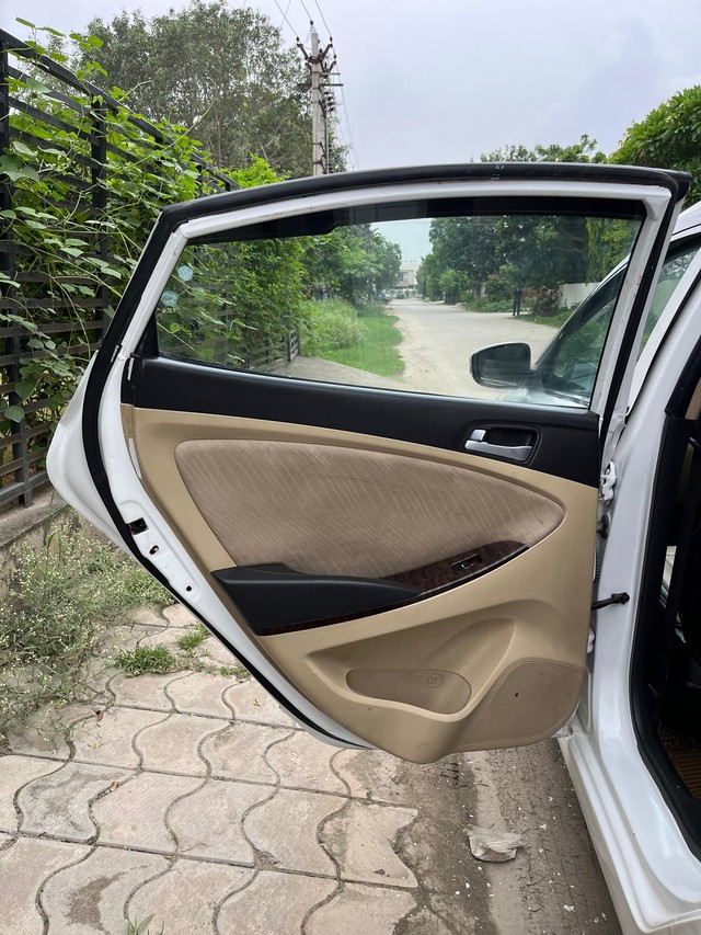 Second-hand 2015 Hyundai Verna 1.6 CRDI for sale in Faridabad-9