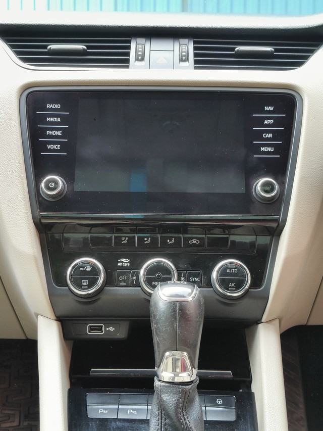 Second-hand 2018 Skoda Octavia 1.8 TSI AT L K for sale in New Delhi-10