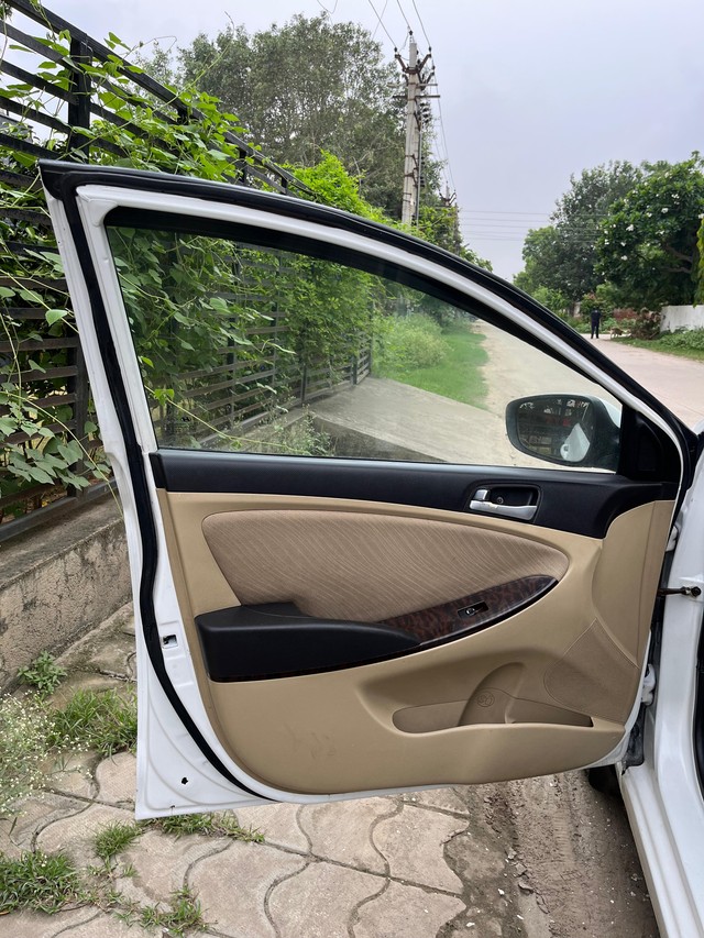 Second-hand 2015 Hyundai Verna 1.6 CRDI for sale in Faridabad-14