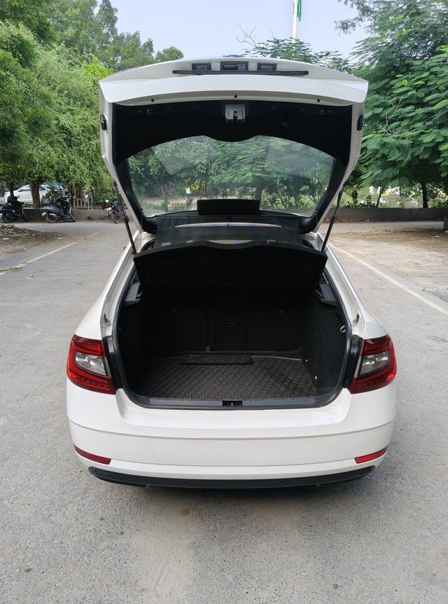 Second-hand 2018 Skoda Octavia 1.8 TSI AT L K for sale in New Delhi-8