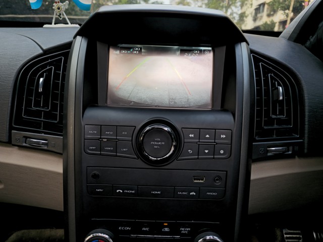 Second-hand 2016 Mahindra XUV500 W10 2WD for sale in Thane-12