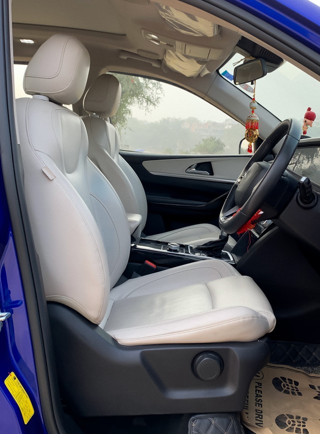 Second-hand 2023 Mahindra XUV700 AX7 7Str AT for sale in New Delhi-5