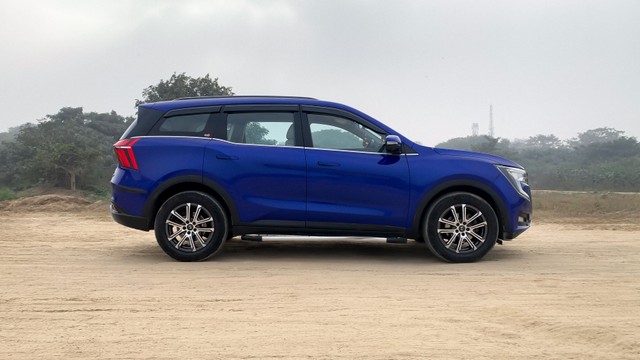 Second-hand 2023 Mahindra XUV700 AX7 7Str AT for sale in New Delhi-1