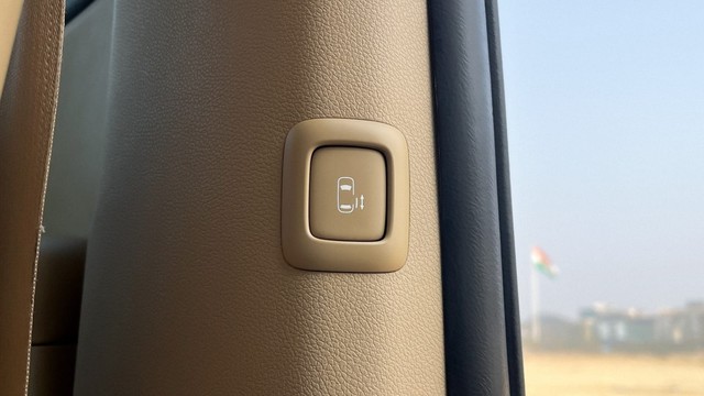 Second-hand 2021 Kia Carnival Premium for sale in New Delhi-32