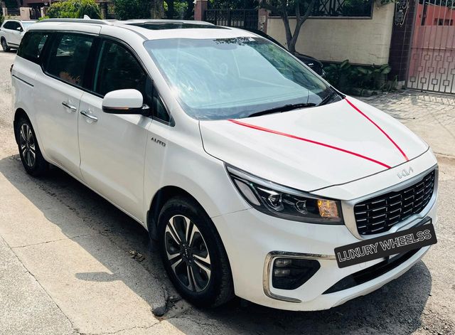 Kia Carnival Prestige Second-hand 2023 Kia Carnival Prestige for sale in New Delhi