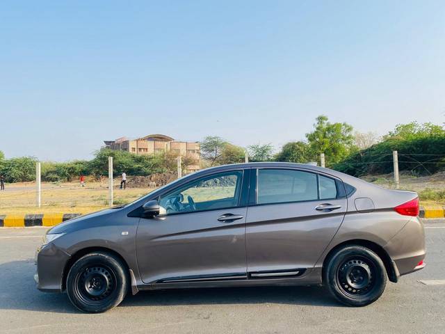 https://images10.gaadi.com/usedcar_image/UP1A.231005.007/original/21eb62f5-e025-4a77-b4fb-137f1296dda6.jpg?imwidth=6402