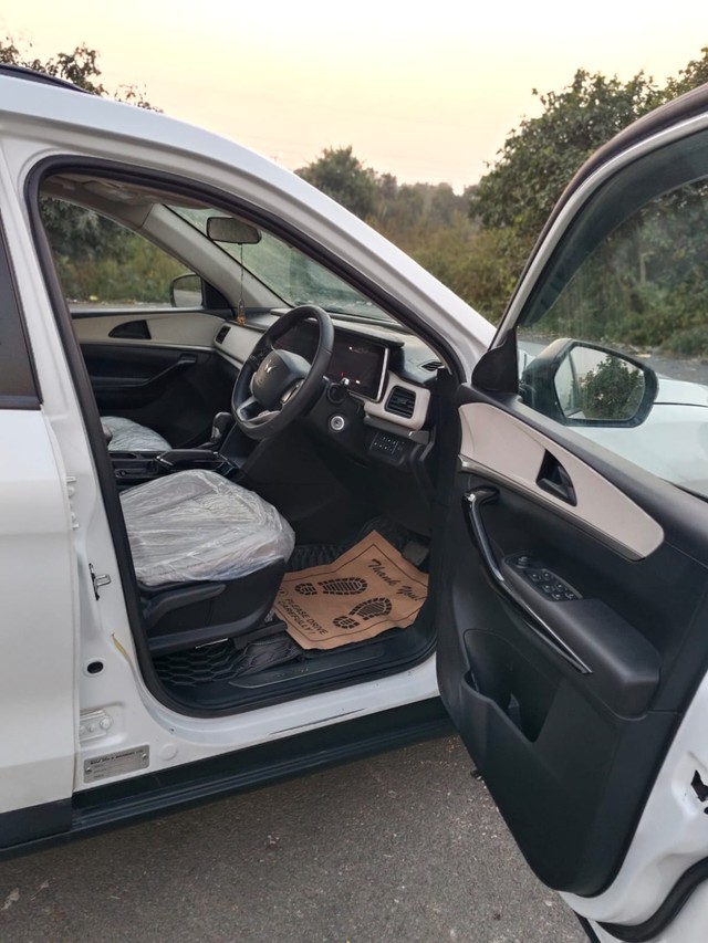 Second-hand 2023 Mahindra XUV700 AX5 7 Str Diesel AT for sale in New Delhi-16