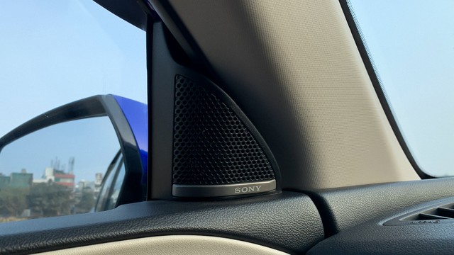 Second-hand 2023 Mahindra XUV700 AX7 7Str AT for sale in New Delhi-17