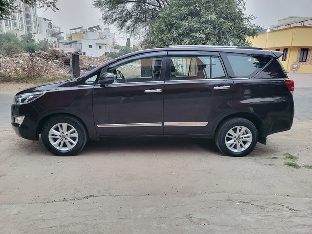 Second-hand 2017 Toyota Innova Crysta 2.4 VX MT BSIV for sale in Vadodara-3